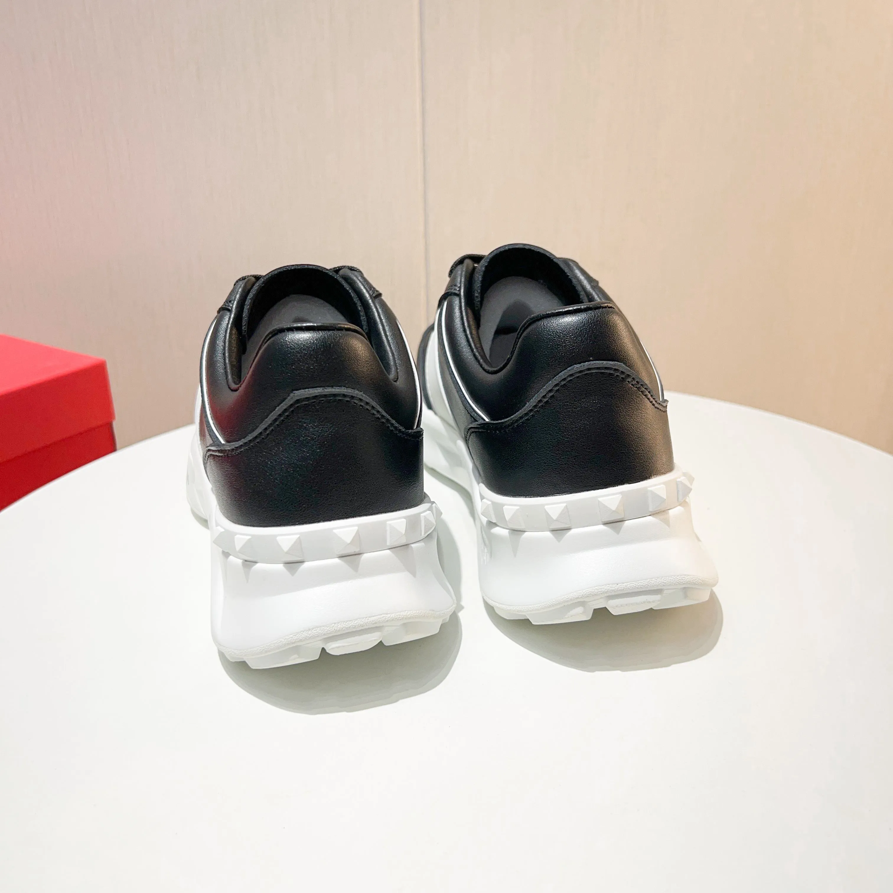 Ex-factory price: 520💰𝙑𝙖𝙡𝙚𝙣𝙩𝙞𝙣𝙤/Valentino𝙑𝙏 The latest official website main model in early autumn Classic continuation💯Making goods all year round🎁Wannian classic series sports and casual shoes💥, a must-have trendy item all year round🏆Many stars and Internet celebrities have performed it🔥 The original version is developed one to one, perfect last shape, VT iconic logo, logo printing on tongue and upper, original full set of packaging, full oil edge on the upper, T men's men's shoes💰u ultra-light combination outsole Comfortable on the feet, not squeezing the feet, fabric/first layer of cowhide. Lining/cow lining💕 Standard size: 38-44 (45 can be ordered)